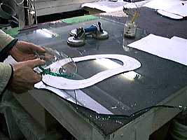 glas snijden langs een papiermal