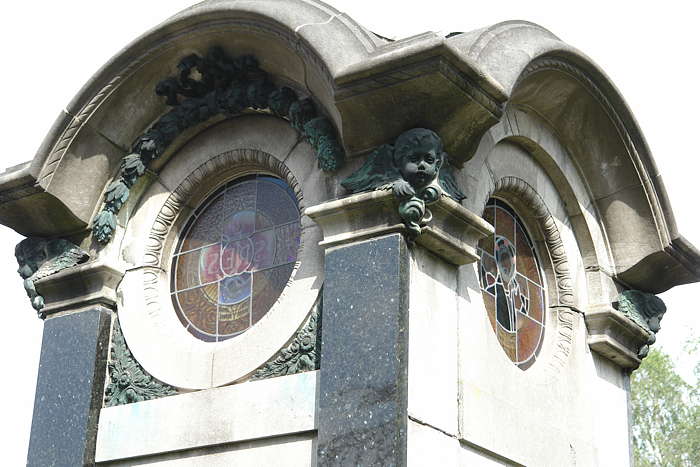 glas-in-lood in grafhuisje