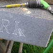 letters kappen in graniet