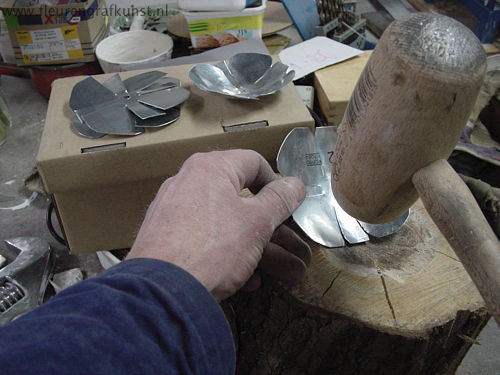 zink bol kloppen met houten hamer op holle stam