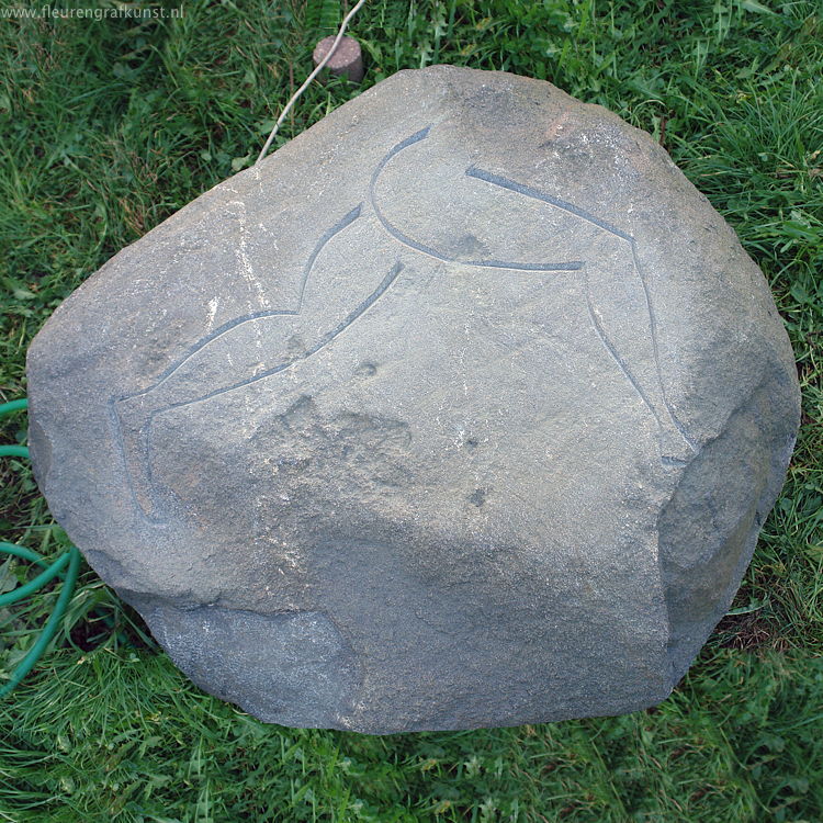 Zwerfsteen grafkei van graniet met diepe sporen